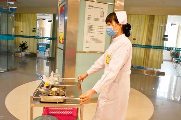 護士的(de)工(gōng)作(zuò)還(hái)有(yǒu)很(hěn)多(duō)