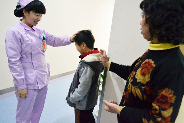 護士耐心安慰小(xiǎo)朋(péng)友(yǒu)