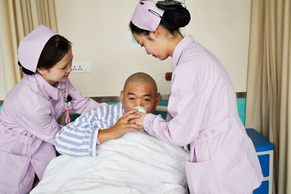 護士照(zhào)顧病人(rén)