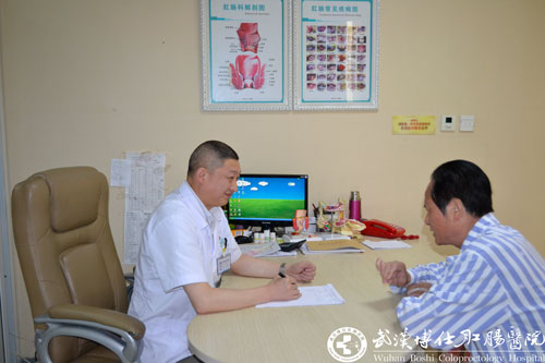 臨出院時(shí)，老(lǎo)兵(bīng)特向陳醫(yī)生(shēng)道(dào)謝(xiè)