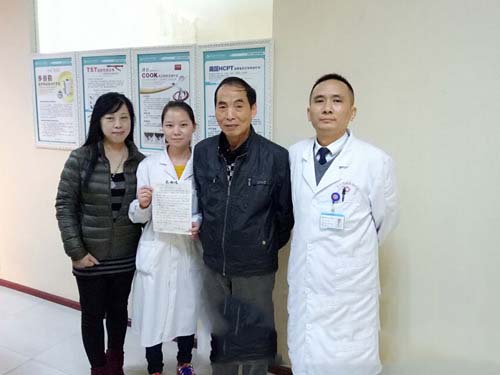 患者陳先生(shēng)夫婦與孫平主任、醫(yī)助何容合影(yǐng)