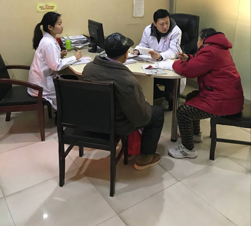 張教授一(yī)對(duì)一(yī)為(wèi)患者詳解病情!