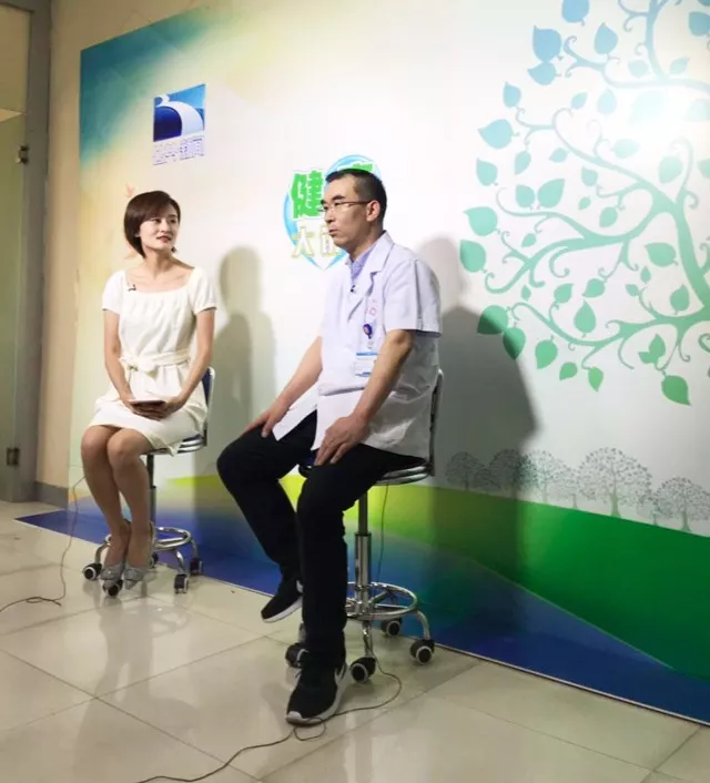 主持人(rén)與謝(xiè)振江主任準備就(jiù)緒,開(kāi)始直播